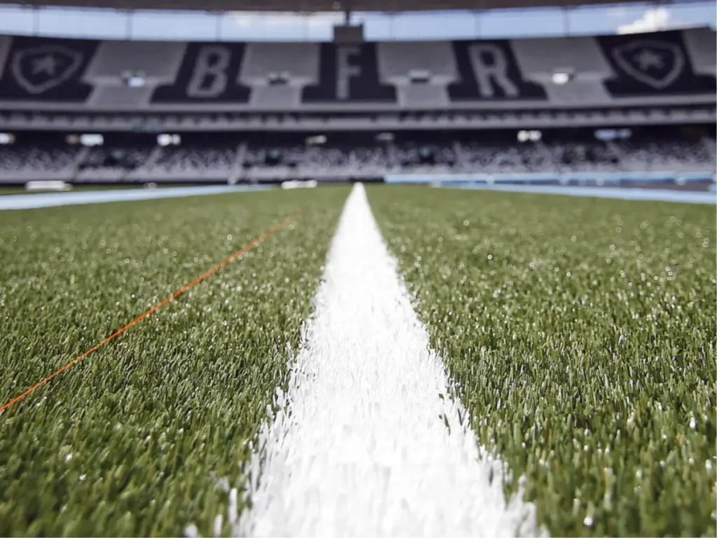 Especialista afirma: “o ideal sempre vai ser grama natural para prática do futebol”
