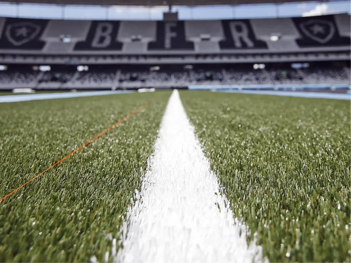 Especialista afirma: “o ideal sempre vai ser grama natural para prática do futebol”