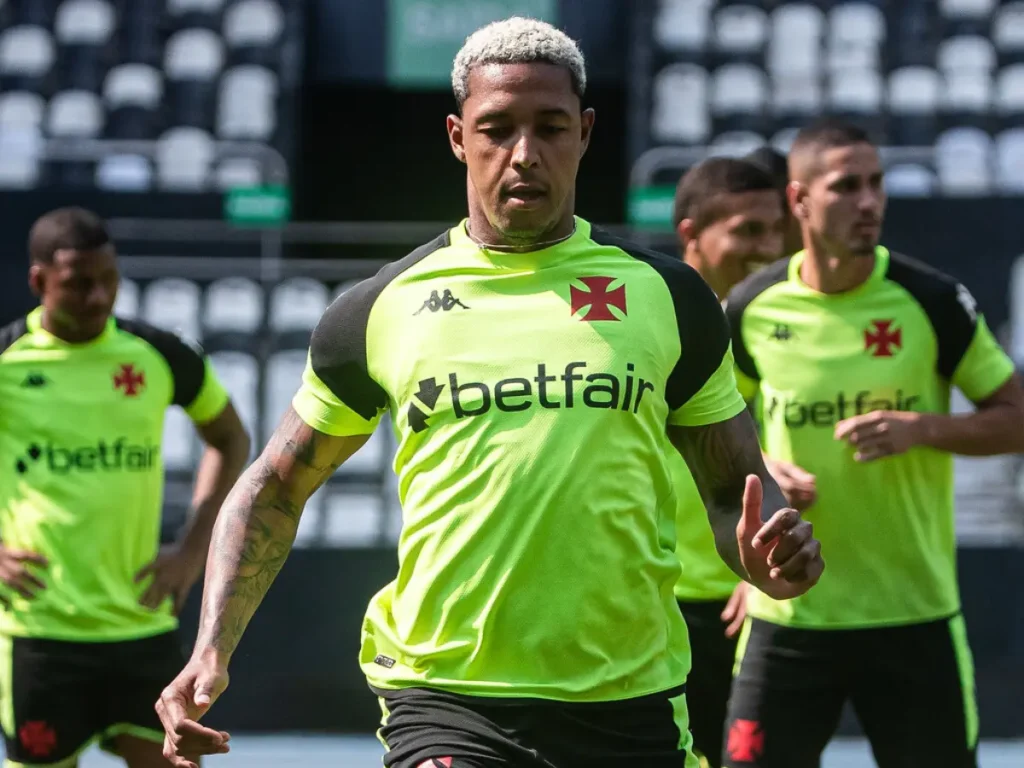 Vitória aceita exigências de empresários e negocia saída definitiva de David do Vasco; saiba detalhes