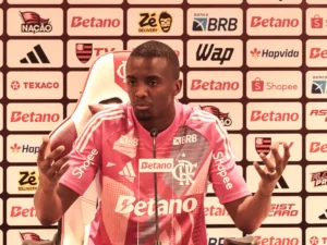 Flamengo apresenta goleiro Andrew: “Represento o sonho da minha família e de muitas crianças”