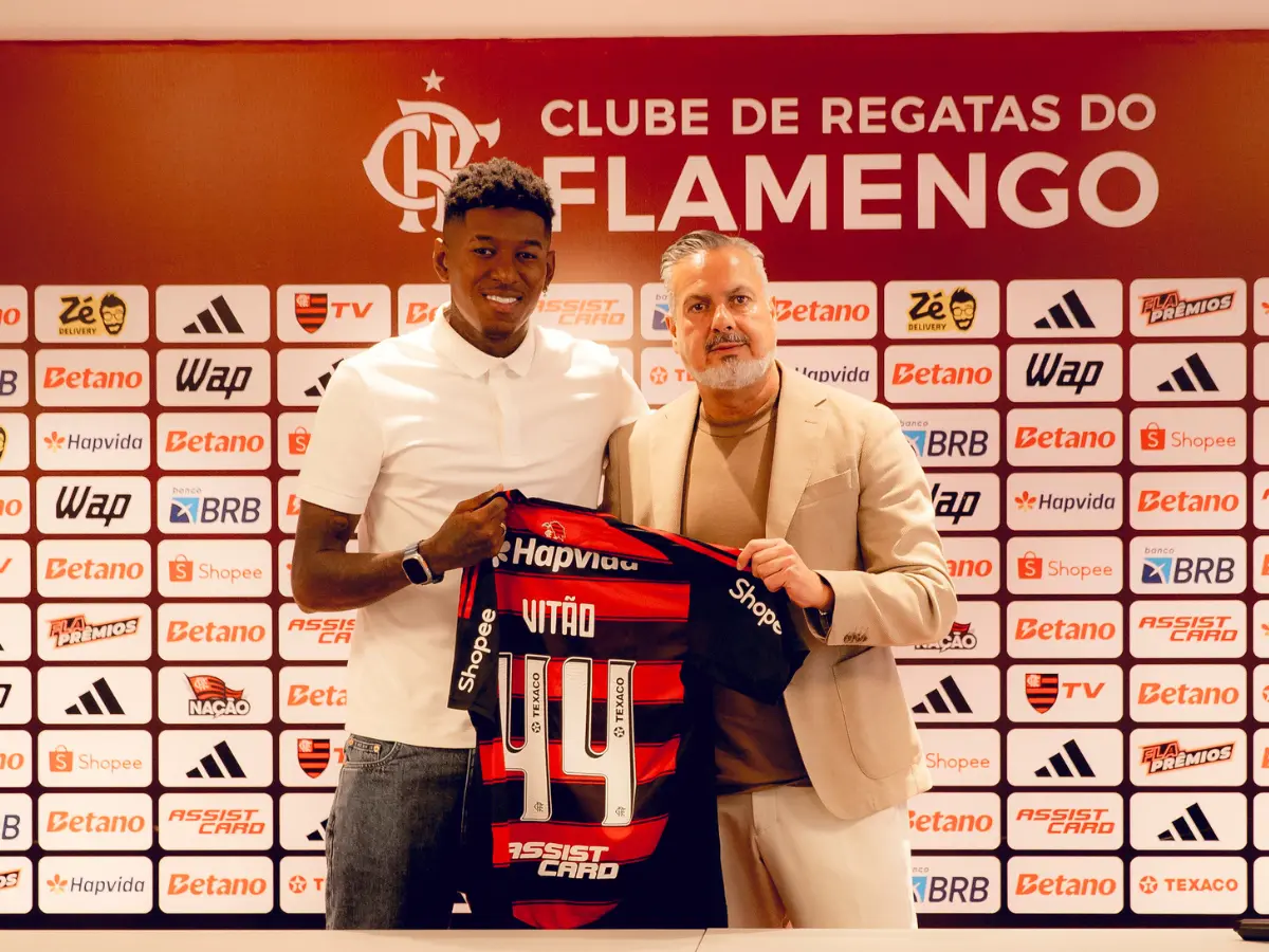Vitão se emociona em primeira coletiva e exalta peso do “manto” do Flamengo