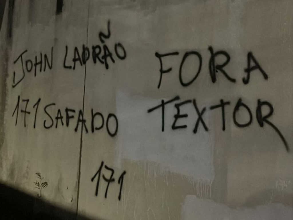 Muros do centro de treinamento do Botafogo foram pichados