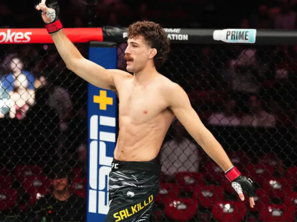 Quillan Salkilld controla Jamie Mullarkey no chão antes da finalização no primeiro round do UFC 325