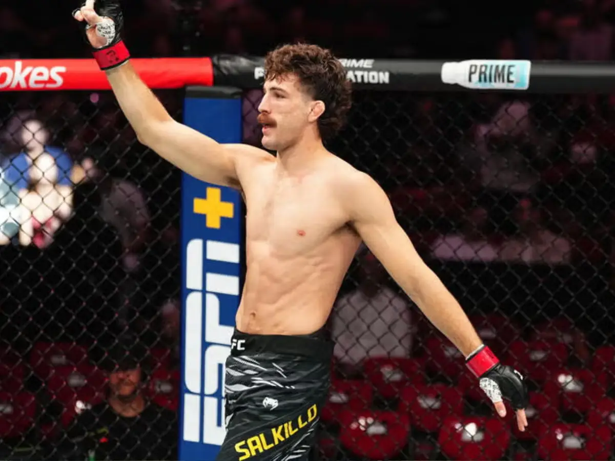 Quillan Salkilld controla Jamie Mullarkey no chão antes da finalização no primeiro round do UFC 325