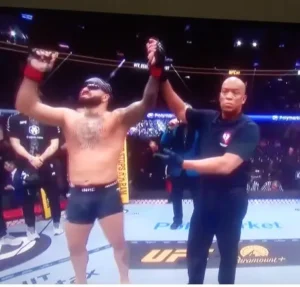 Josh Hokit domina Denzel Freeman no octógono durante combate peso pesado do UFC 324