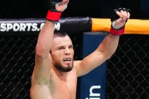 Umar Nurmagomedov e Deiveson Figueiredo se enfrentam no octógono do UFC, com Nurmagomedov vencendo por decisão