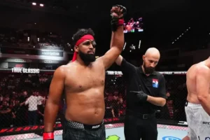 Waldo Cortes-Acosta aplicando um jab decisivo em Derrick Lewis, no segundo round, em luta de peso-pesado com vitória por nocaute técnico