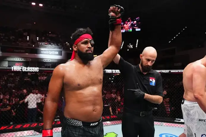 Waldo Cortes-Acosta aplicando um jab decisivo em Derrick Lewis, no segundo round, em luta de peso-pesado com vitória por nocaute técnico