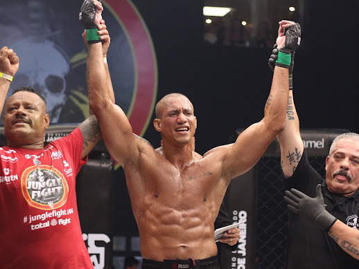 Eduardo Alves comemora vitória no Jungle Fight 144 realizado no BOPE, no Rio de Janeiro