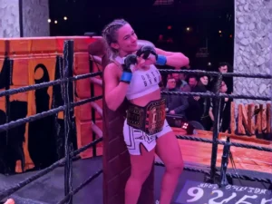 Paula Bittencourt celebra vitória e conquista do cinturão peso-galo do Dirty Boxing (DBX)
