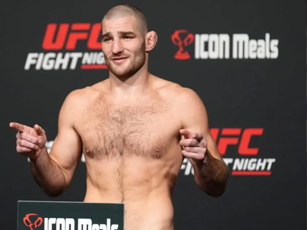 Lutador Sean Strickland aponta para o adversário e fala durante encarada oficial na pesagem do UFC Houston