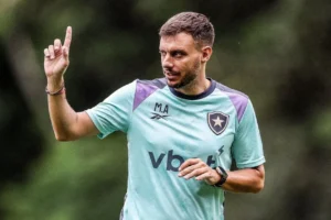 Botafogo revive fantasma de 2020 após quinta derrota seguida em clássico; veja números