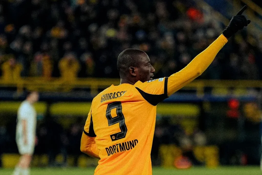 Serhou Guirassy brilha, Borussia Dortmund vence a Atalanta e larga na frente nos playoffs