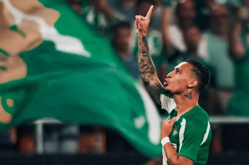 Antony reencontra protagonismo no Betis, mas problemas físicos preocupam em ano de Copa do Mundo