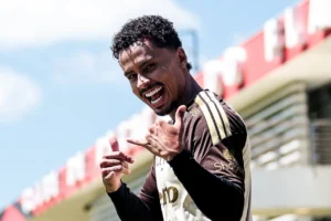 Corinthians encaminha contratação de Allan por empréstimo junto ao Flamengo