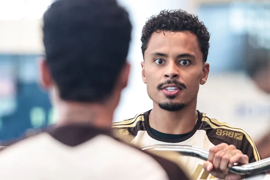 Corinthians retoma interesse em Allan e avalia investida junto ao Flamengo; saiba detalhes