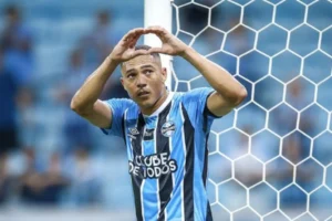 Grêmio: convocação para Copa do Mundo pode renovar contrato de Carlos Vinícius até 2027