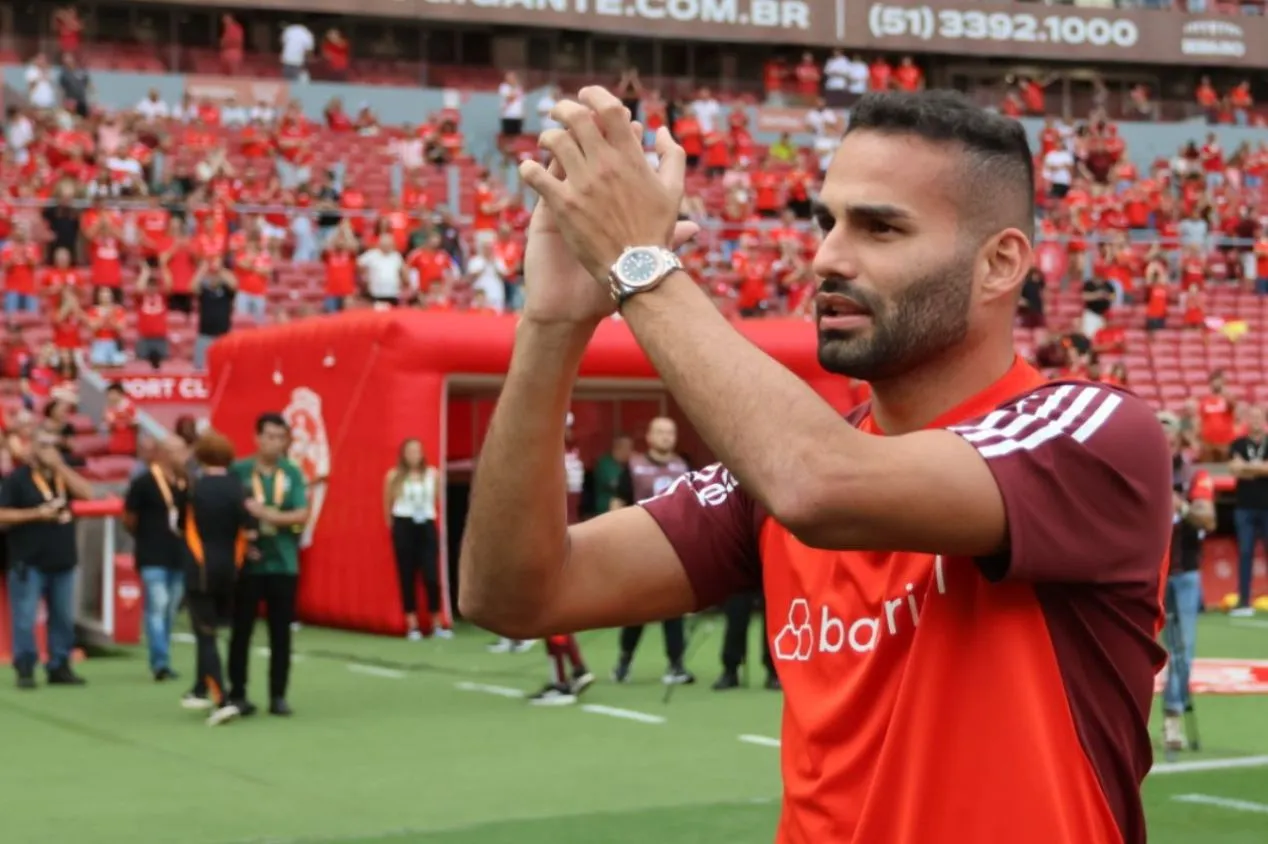 Santos fecha acordo verbal com Thiago Maia e falta aval do Internacional; saiba salário e tempo de contrato