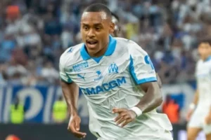 Cria do Coritiba entra no segundo tempo, Olympique de Marseille cede empate ao Strasbourg no fim