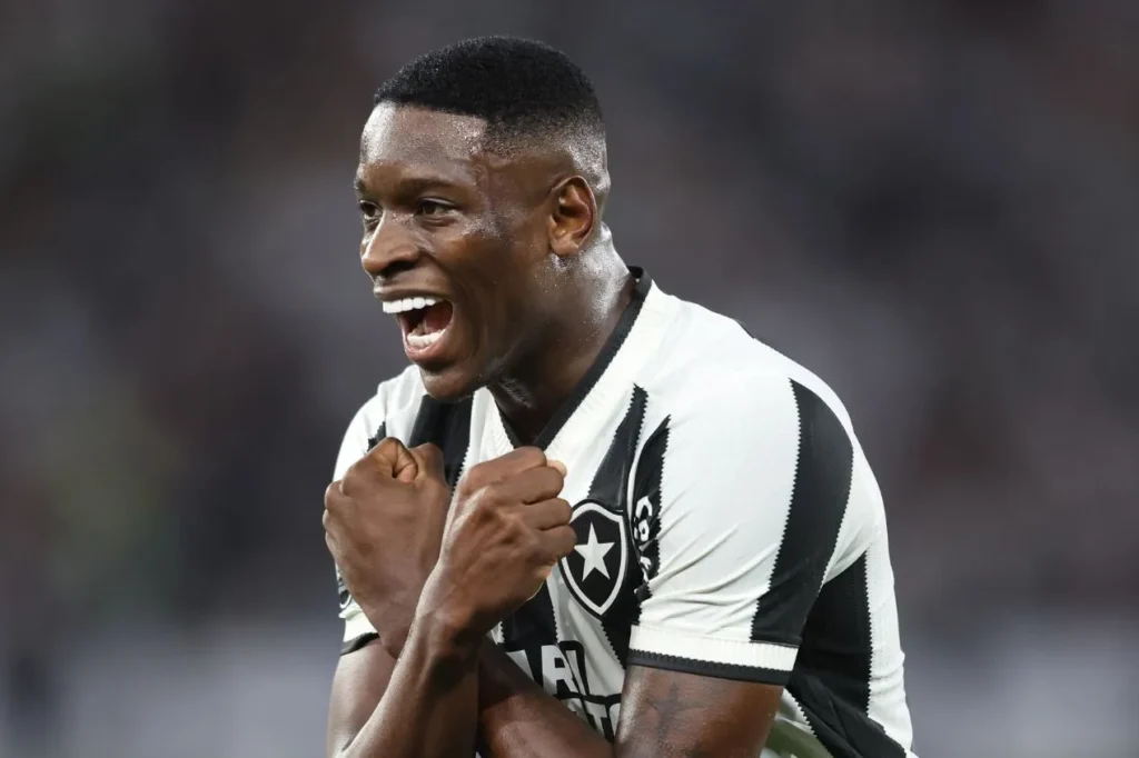 Botafogo volta a correr risco de transfer ban por dívida com o Betis; saiba detalhes