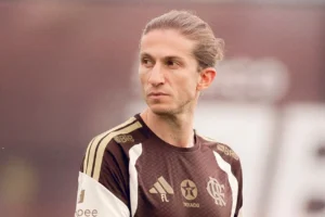 Filipe Luís alcança 100 jogos no Flamengo e se aproxima de marca histórica de Carlinhos