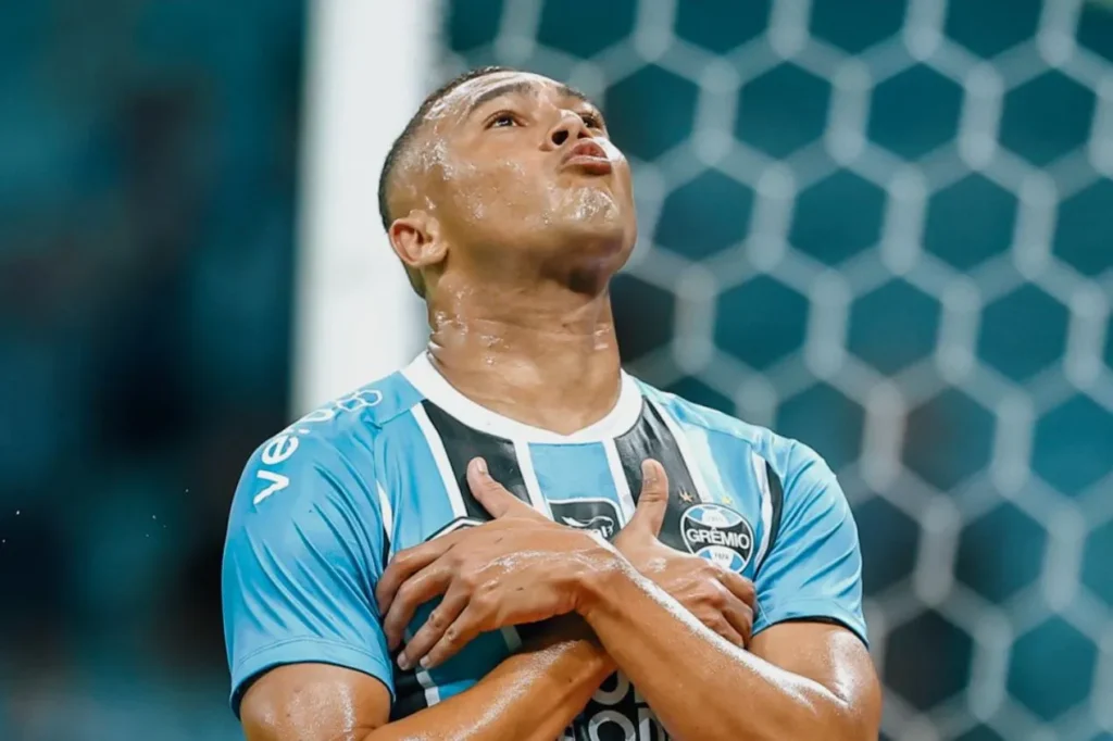 Do hat-trick à artilharia, Carlos Vinícius vive fase especial no Grêmio; veja os números