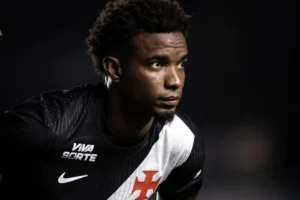Thiago Mendes fora contra o Fluminense? Entenda a situação do volante do Vasco