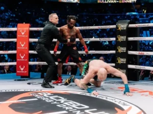 Aos 46 anos, Bennett provou que a pegada é a última coisa que o lutador perde. No BKFC, onde a técnica muitas vezes dá lugar à sobrevivência, o "caos" de Bennett encontrou o habitat perfeito. Não tem colé-colé!