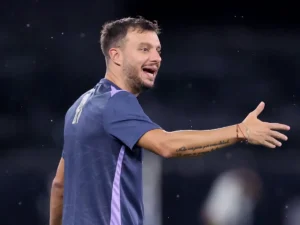 “Não gosto de perder, mas está dentro de nosso planejamento”, diz Martín Anselmi após derrota no clássico