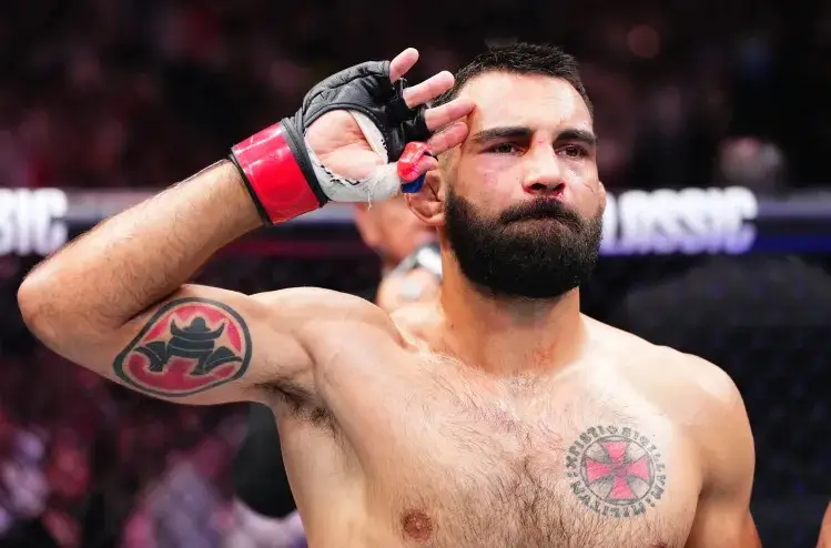 Saint Denis domina Hooker com ground and pound no co-main event do UFC 325