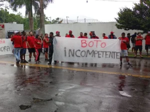 Torcida do Flamengo protesta no Ninho do Urubu