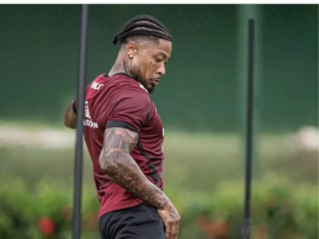 Marinho treinando com o elenco do Vitória