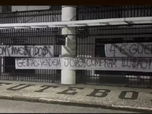 Vila Belmiro é pichada em protesto de organizada