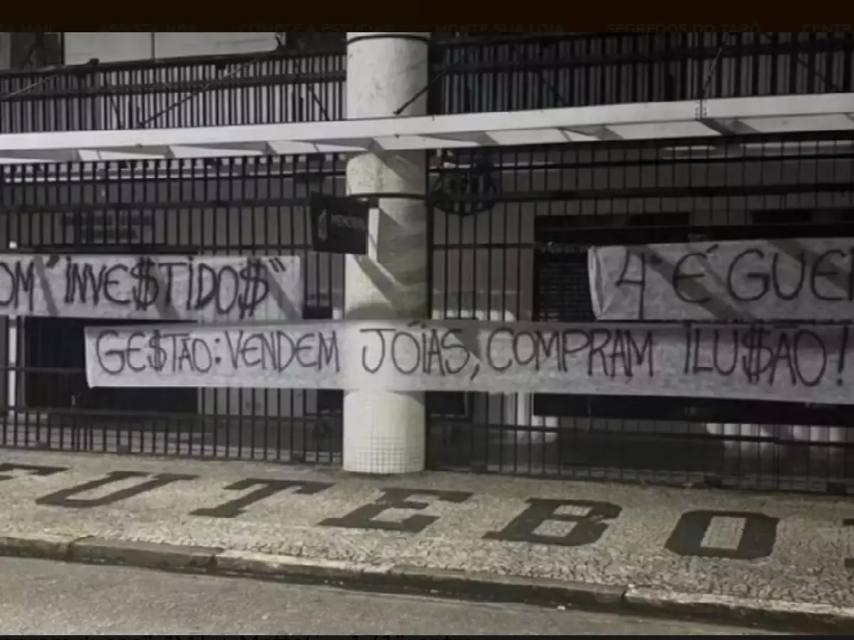 Vila Belmiro é pichada em protesto de organizada