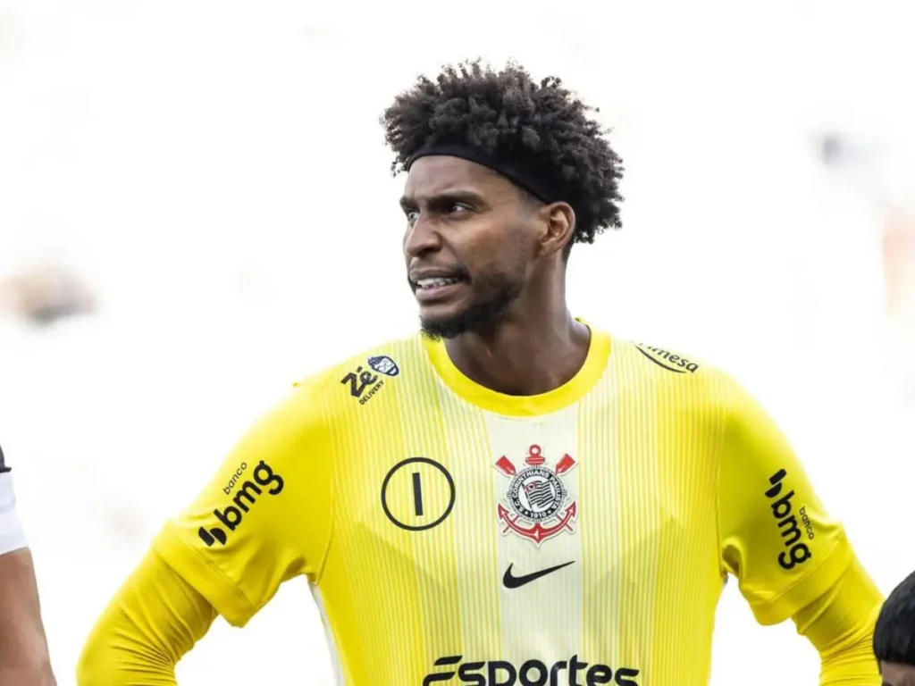 Corinthians barra investida europeia e mantém Hugo Souza no elenco