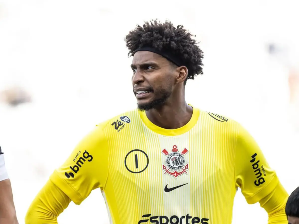 Corinthians barra investida europeia e mantém Hugo Souza no elenco