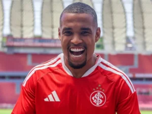 Internacional embarca para o Rio com Alerrandro e dúvida na zaga para enfrentar o Flamengo