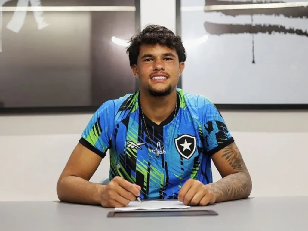 Botafogo anuncia primeiro contrato profissional de Bruno Samúdio; saiba detalhes