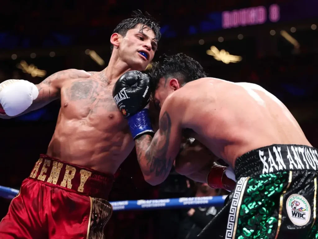 Registro de ação em combate onde Ryan Garcia conecta um golpe durante a luta contra Barrios