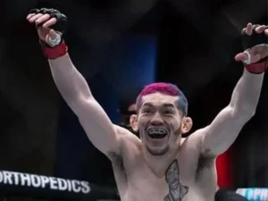 Lutador brasileiro Melquizael Costa comemora vitória no centro do octógono do UFC