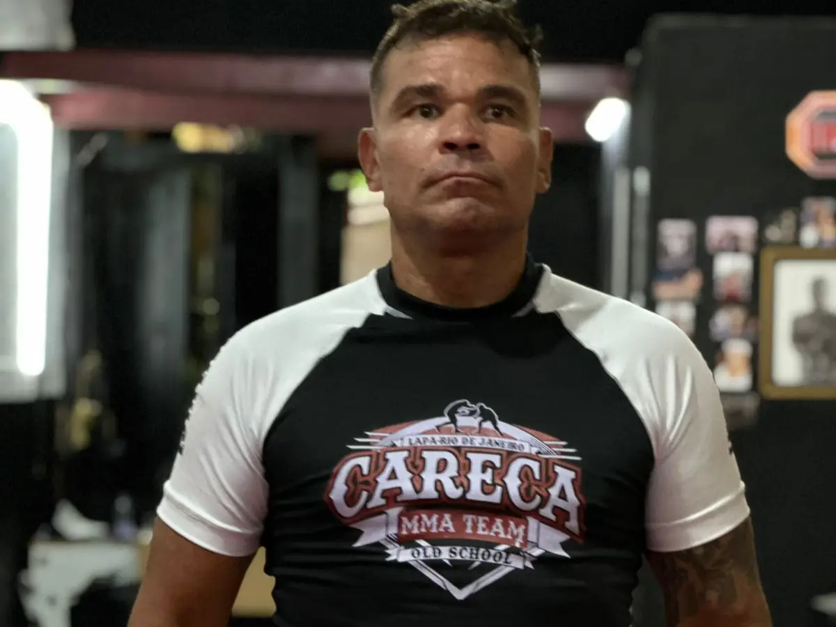 Gustavo “Careca” Faray, grão-mestre e faixa coral de Luta Livre Esportiva, conduz aula do projeto social Vencer Lapa com crianças em um tatame na região da Lapa, no Rio de Janeiro.