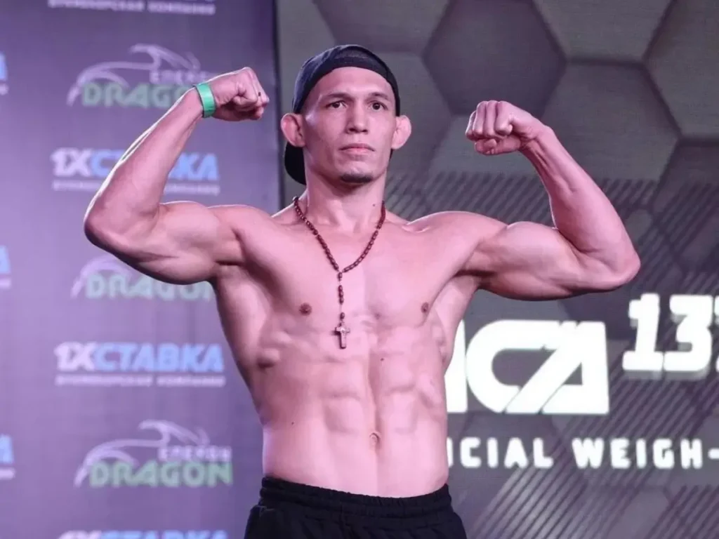 O lutador paraense Felipe Fróes, o "Predador", posa durante a pesagem oficial do ACA; ex-campeão mundial inicia sua trajetória na categoria peso-leve em 2026