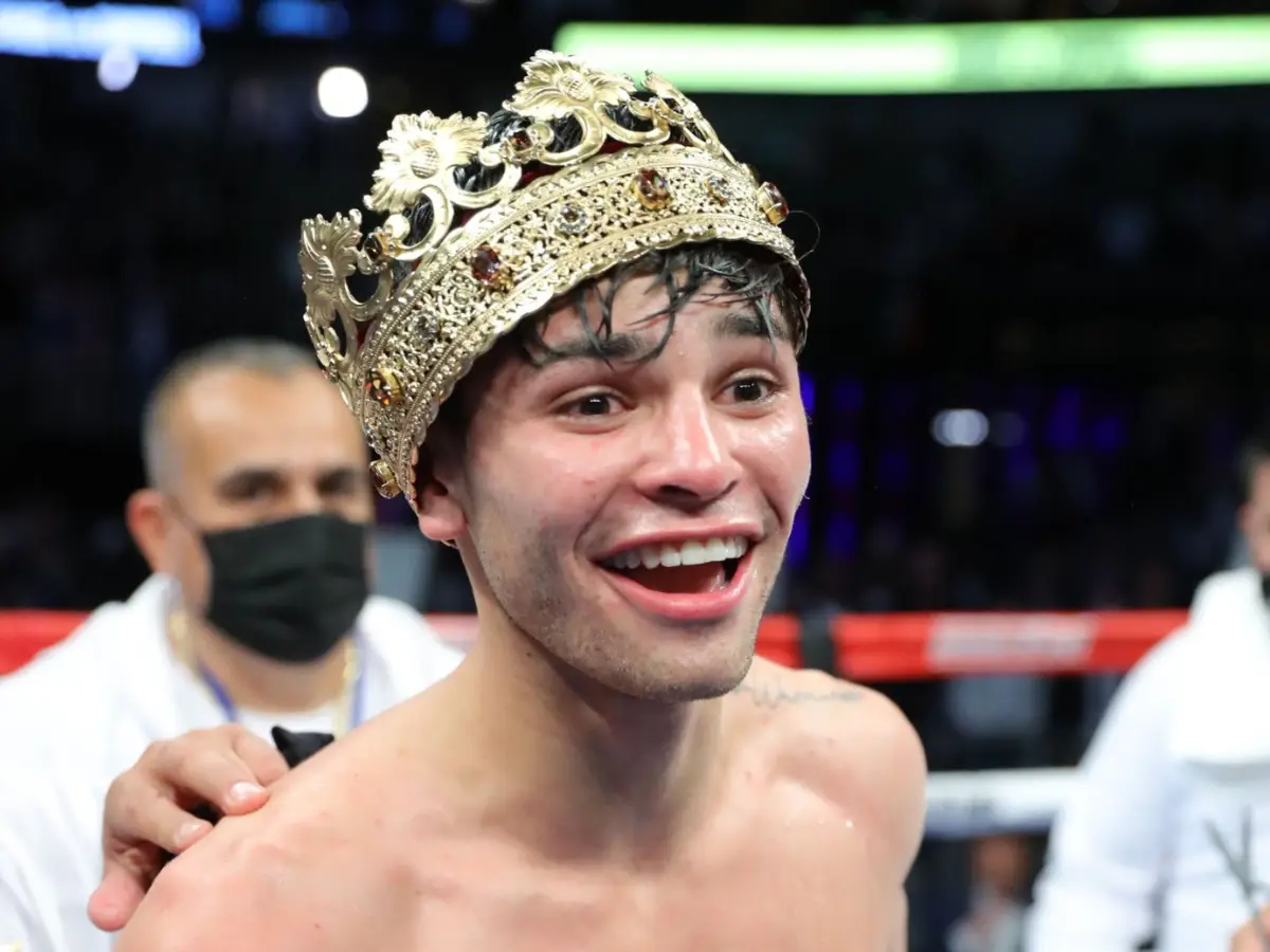 Ryan Garcia vibrando intensamente após o anúncio da conquista do cinturão mundial dos meio-médios do WBC