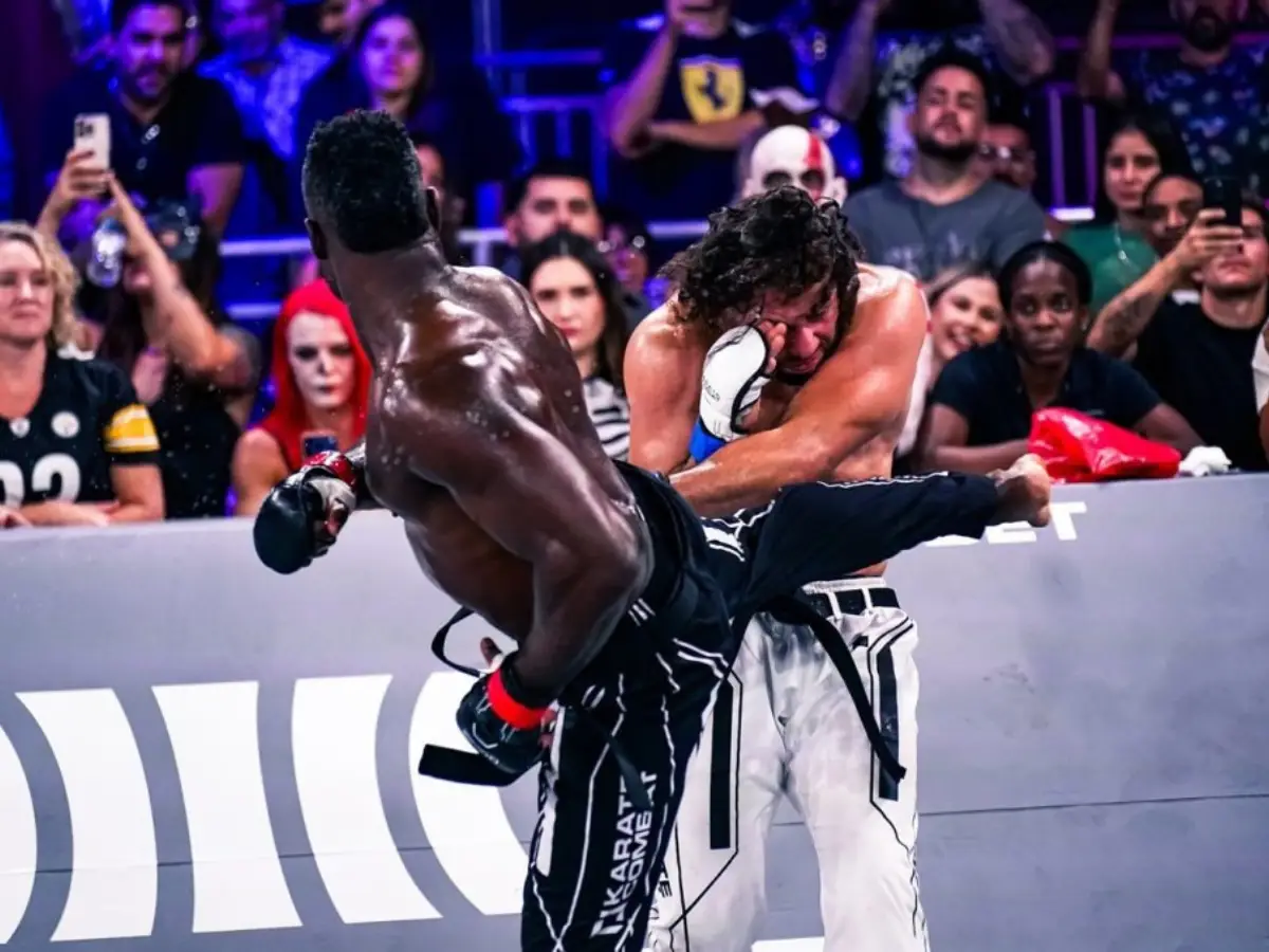 Uriah Hall aplica chute giratório no fígado de Jayden Eynaud no Karate Combat 59