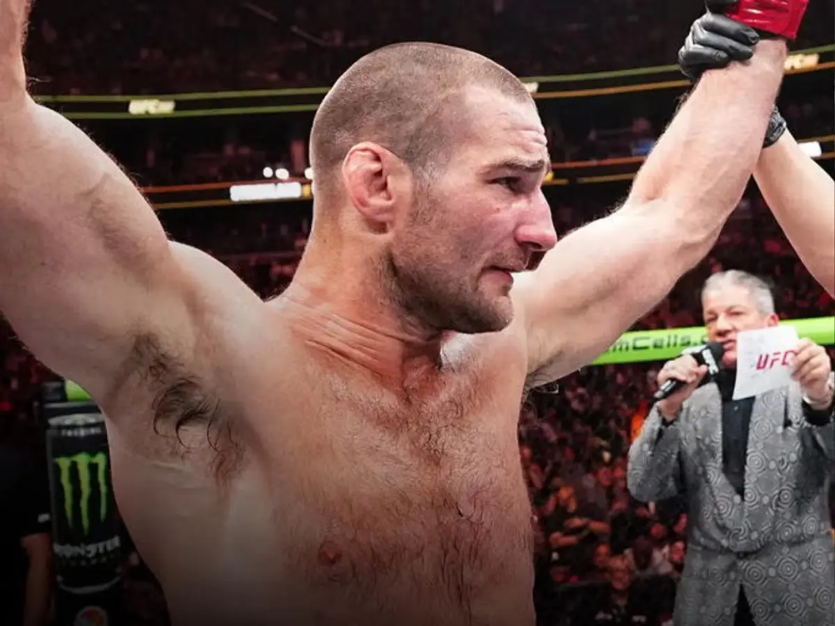 Sean Strickland comemora vitória por nocaute técnico sobre Anthony Hernandez no terceiro round do evento do UFC realizado no Toyota Center, em Houston