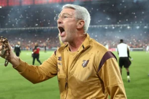 Athletico-PR promove reformulação e já soma 14 saídas no elenco em 2026