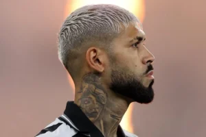 Renovação de Alexander Barboza trava no Botafogo por pedido de garantias ao clube; Fluminense monitora