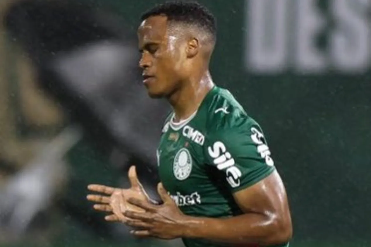 Jhon Arias deve reaparecer entre os titulares do Palmeiras