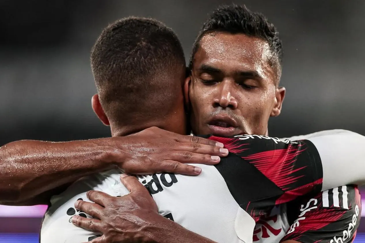 Flamengo planeja renovar com Alex Sandro, mas lateral avalia reduzir ritmo após a Copa do Mundo