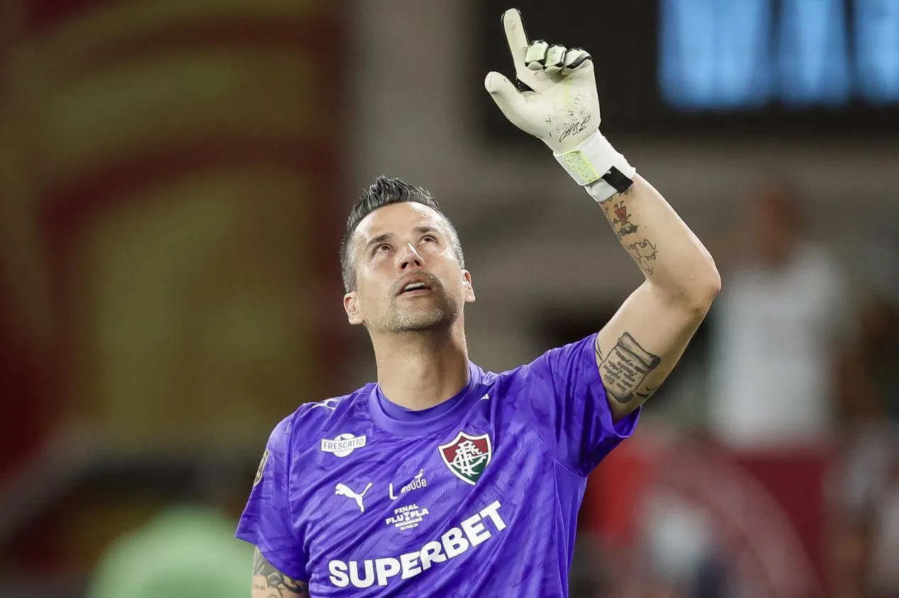 Fluminense busca sucessor de Fábio e monitora mercado por novo goleiro